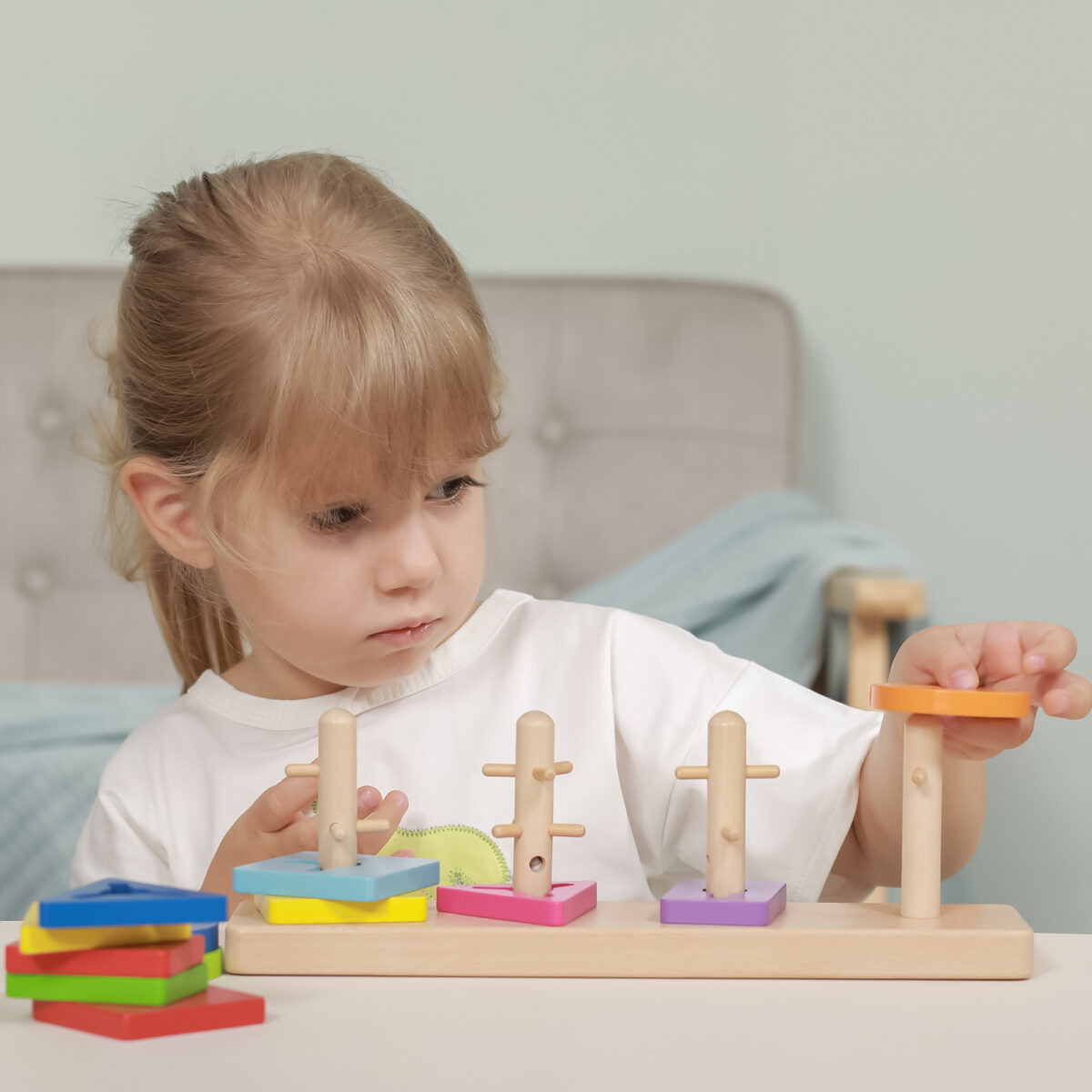 Drewniane klocki z sorterem kształtów Montessori