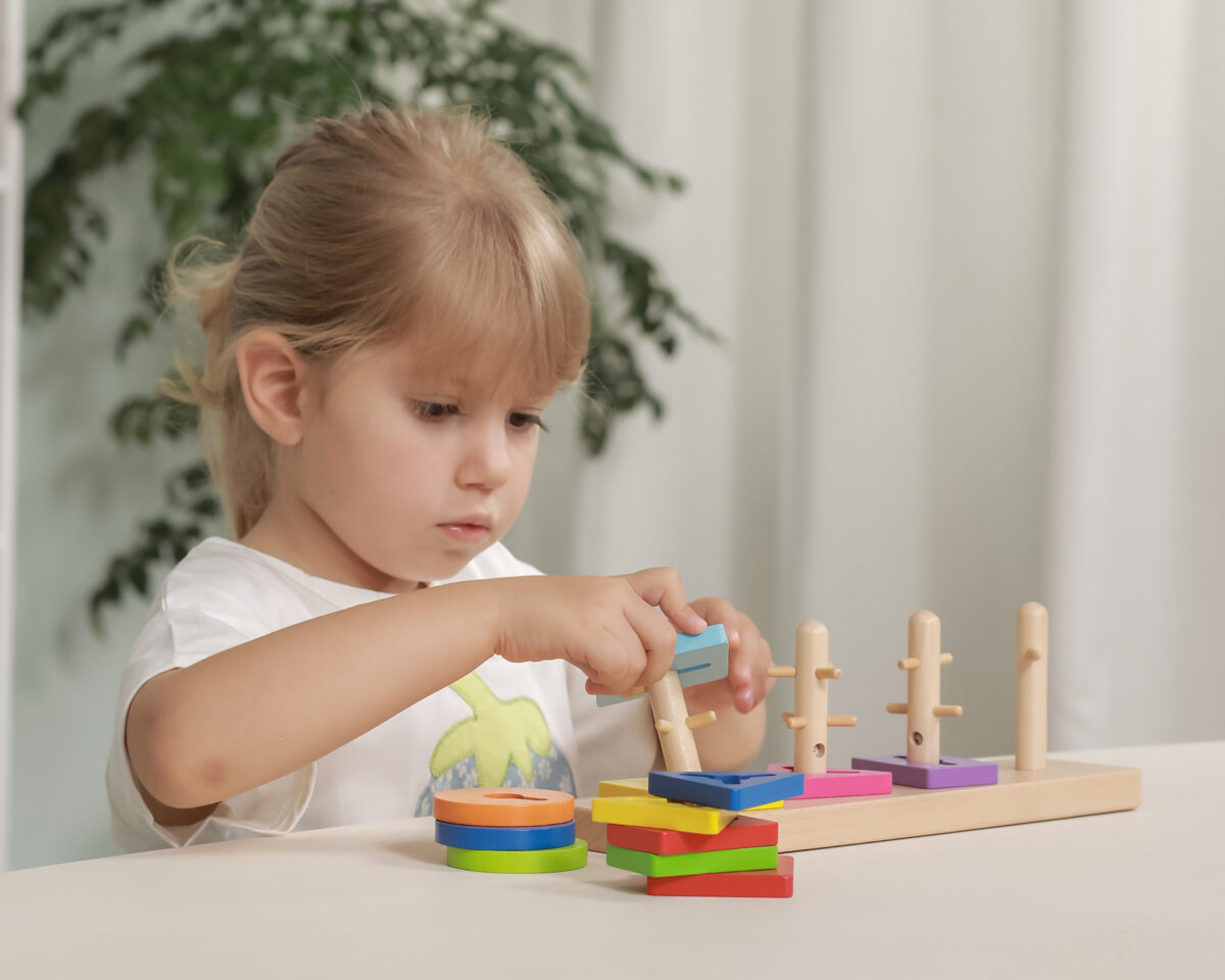 Drewniane klocki z sorterem kształtów Montessori