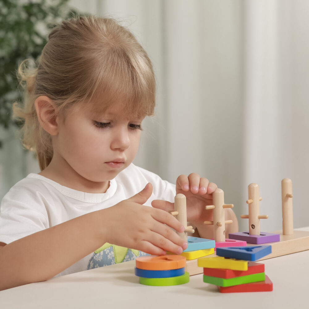 Drewniane klocki z sorterem kształtów Montessori