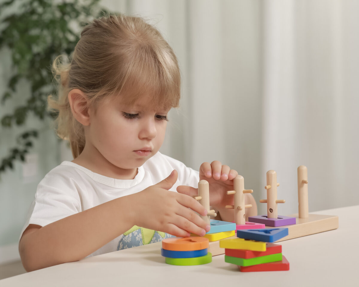 Drewniane klocki z sorterem kształtów Montessori